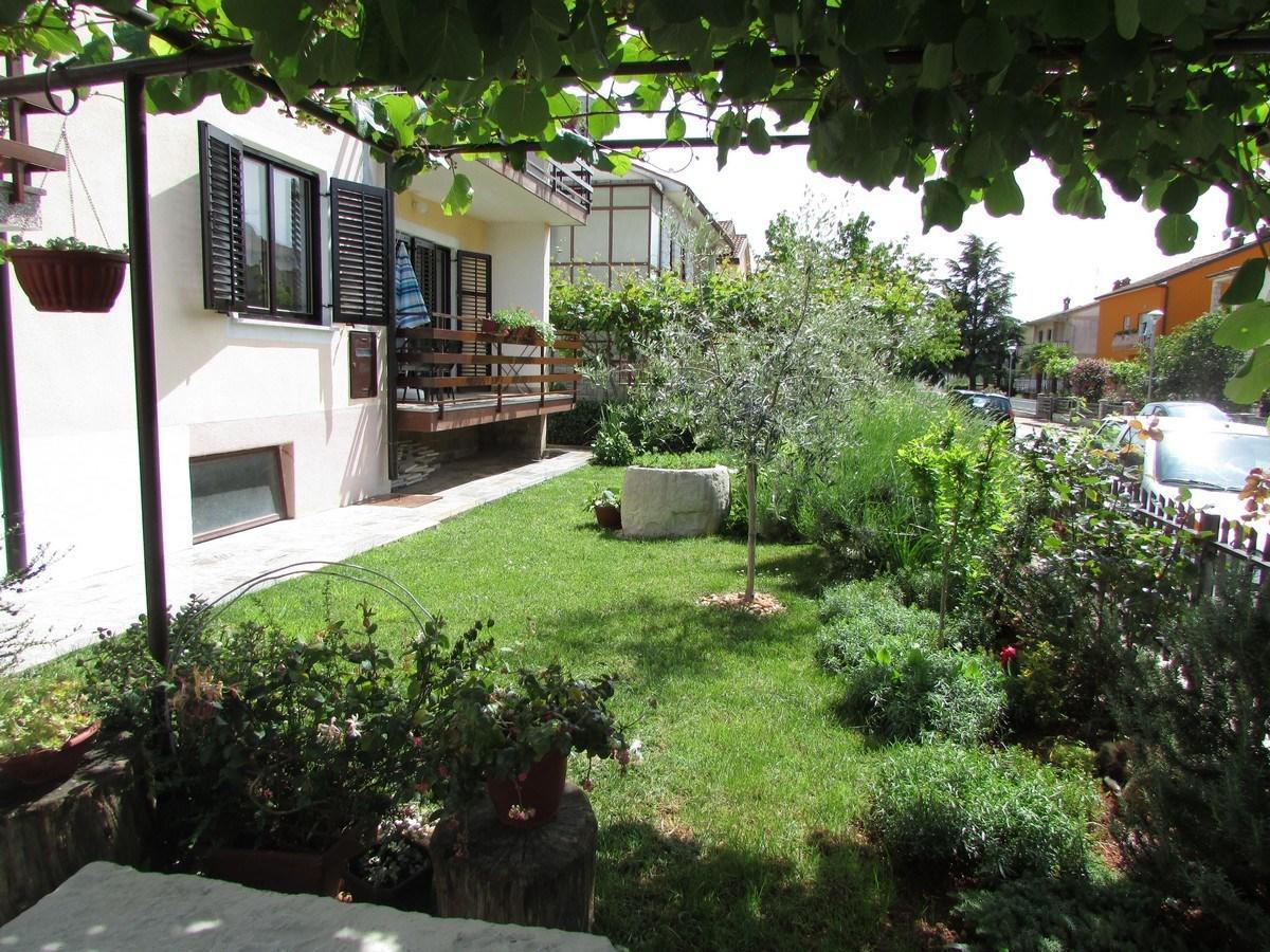 Mirela House With Apartment Umag Bagian luar foto